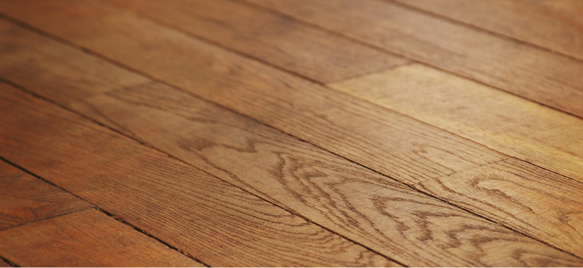 Een geoliede houten vloer
